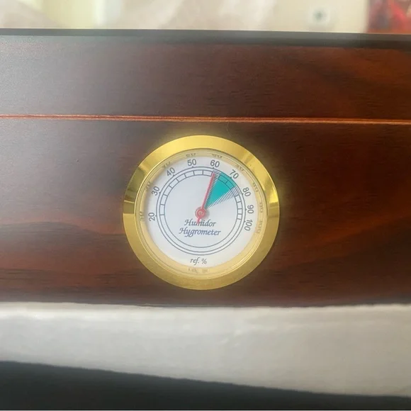 Wooden Cigar Humidor with Glass Top - Picture 3 of 4